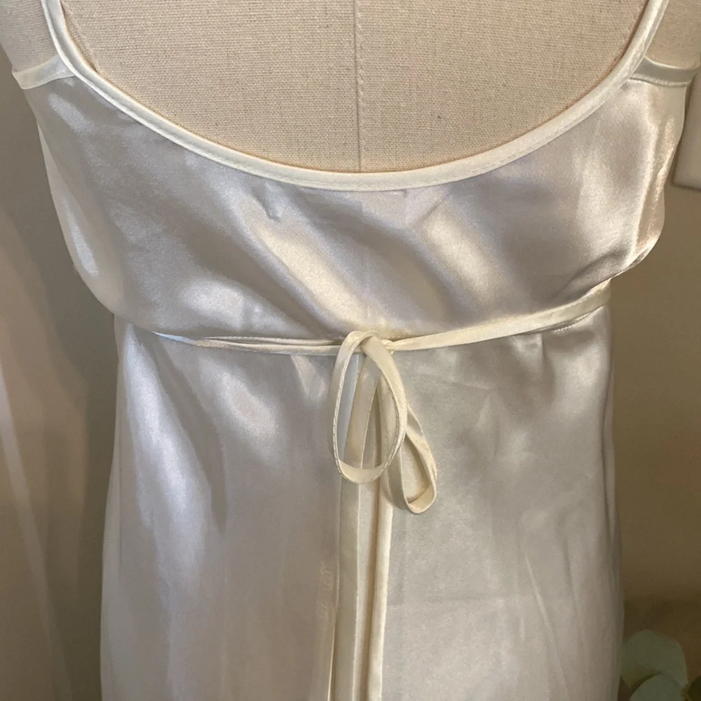 Flora winter white floral appliqué deep vneck tie-waist S bridal nightgown